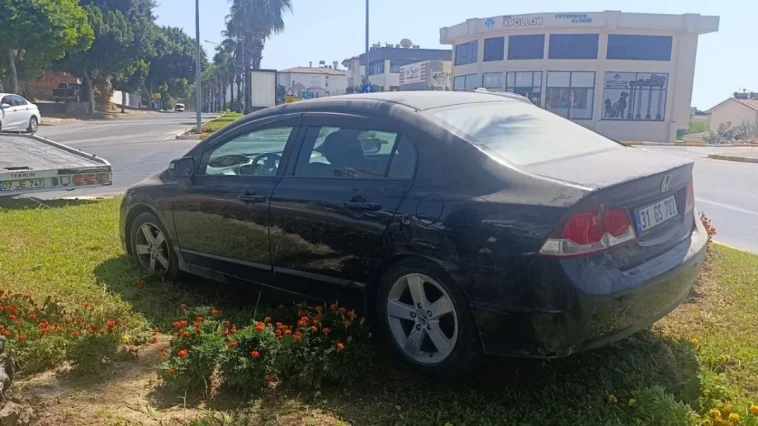 Kamyonet ile çarpışan otomobil refüjde durabildi