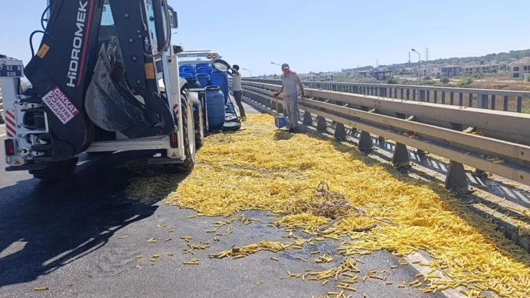 Kamyonet kaza yaptı, patatesler yola saçıldı