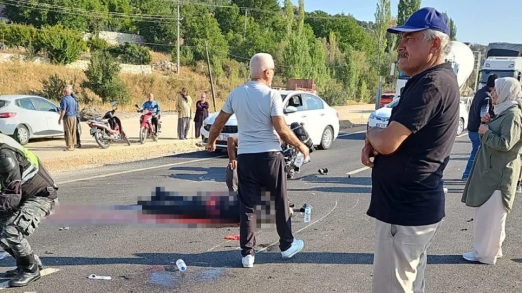 Kamyonete çarpan motosiklet sürücüsü hayatını kaybetti