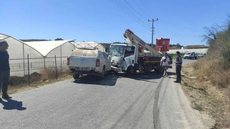 Kamyonla otomobil çarpıştı: 3 yaralı