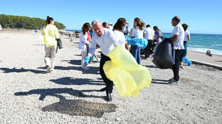 Kemer'de sahil temizliği yapıldı