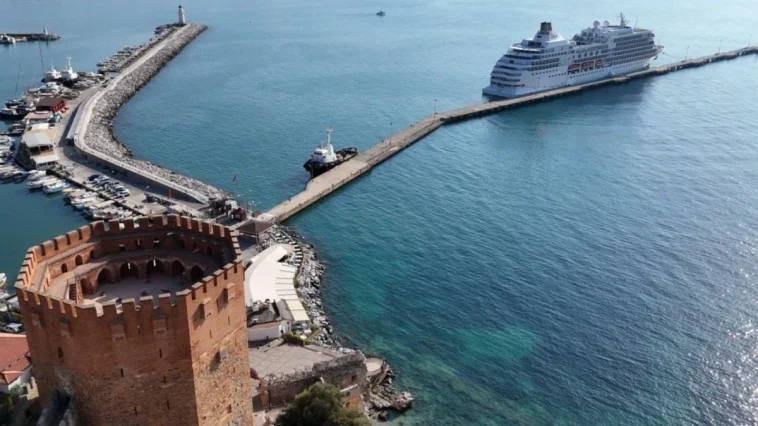 Kruvaziyer gemisi 445 yolcu ile Alanya'ya geldi