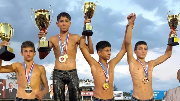 Manavgatlı pehlivan Elmalı'da kürsüye çıktı