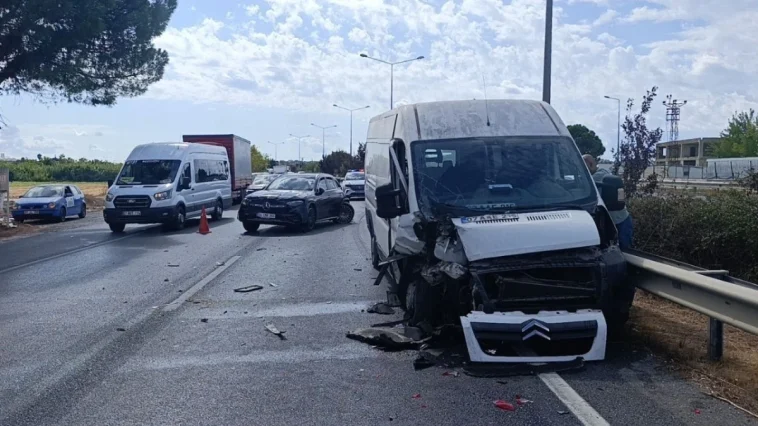 Manavgat'ta 1 kilometrelik mesafede 12 araçlık 4 ayrı zincirleme kaza