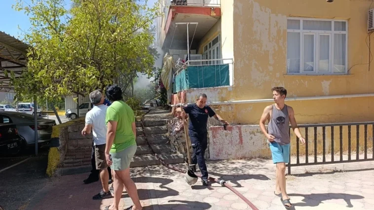 Manavgat'ta 2 katlı evde çıkan yangın paniğe neden oldu