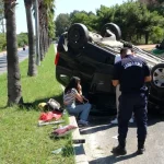 Manavgat’ta araç palmiyeye çarpıp takla attı: 2 yaralı