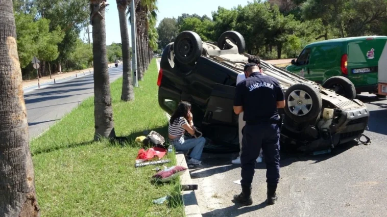 Manavgat’ta araç palmiyeye çarpıp takla attı: 2 yaralı