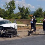 Manavgat'ta bariyere çarpan araçtan sağ çıktılar