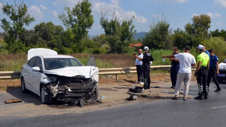 Manavgat'ta bariyere çarpan araçtan sağ çıktılar
