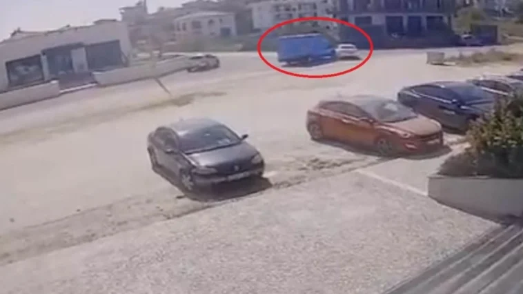 Manavgat'ta kargo aracıyla otomobil çarpıştı