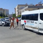 Manavgat'ta okul servisi ile otomobil çarpıştı: 2 yaralı
