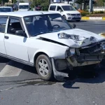 Manavgat'ta otomobille çarpışan motosikletli ağır yaralandı