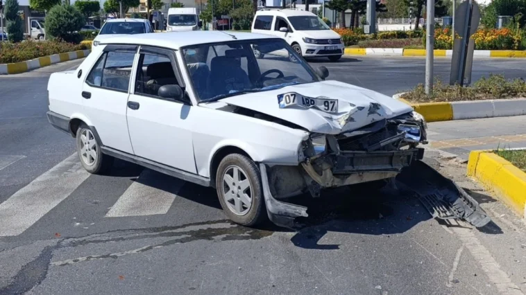 Manavgat'ta otomobille çarpışan motosikletli ağır yaralandı