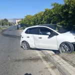Manavgat’ta refüje çarpan otomobilin sürücüsü yaralandı
