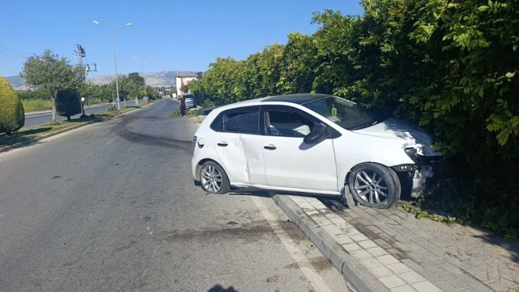 Manavgat’ta refüje çarpan otomobilin sürücüsü yaralandı