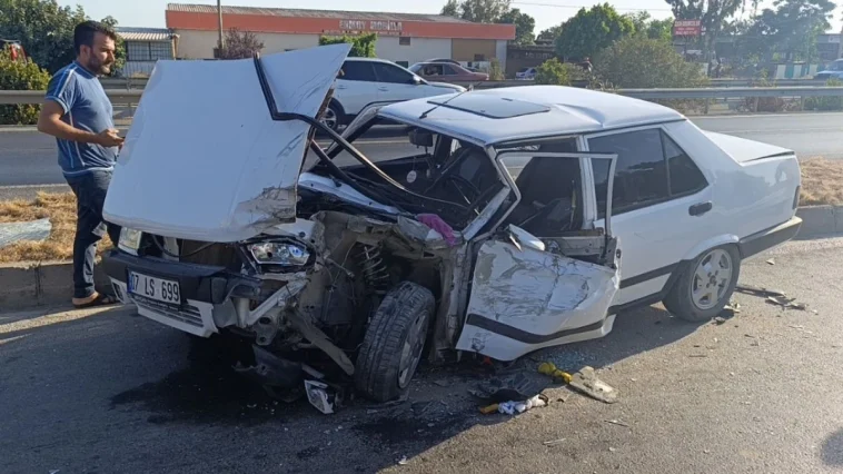 Manavgat’taki kazada araç hurdaya döndü