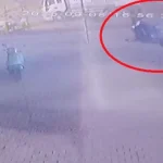 Motosiklet, sürücü ve kaskı metrelerce savruldu