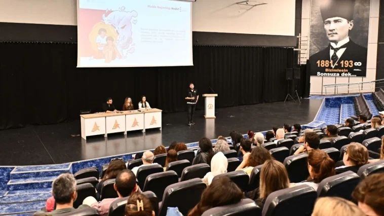 Muratpaşa Belediyesi’nden madde bağımlılığını önleme konferansı