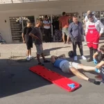 Otomobille çarpışan motosikletli metrelerce savruldu