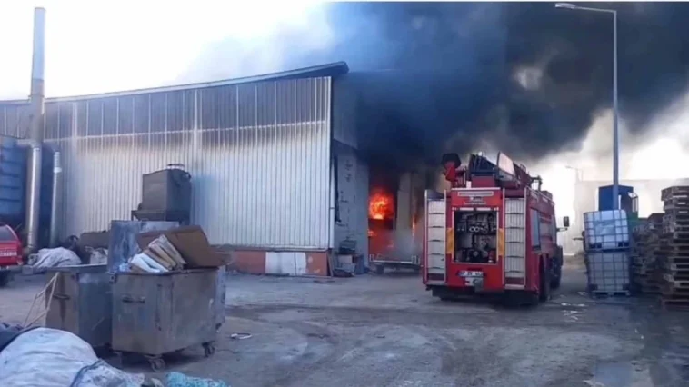 Polyester fabrikasında yangın