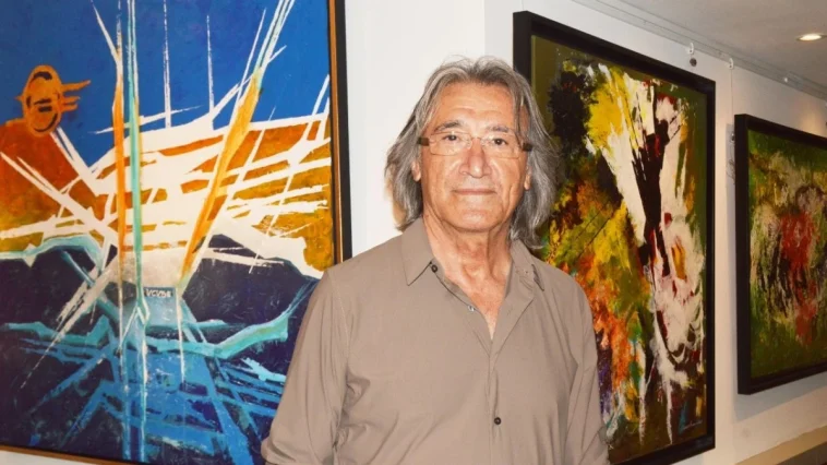 Rusya’dan döndü, Antalya’da sergi açtı