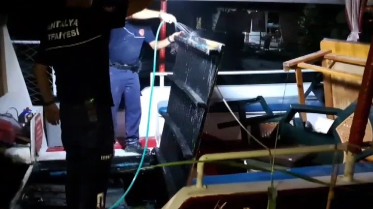 Serik'te balıkçı teknesindeki yangın söndürüldü