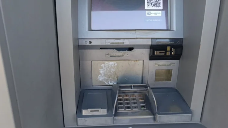 Soyamadıkları ATM'yi parçaladılar