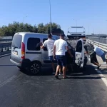 Tur minibüsü sıkıştırdı, araç bariyerlere çarptı