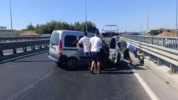 Tur minibüsü sıkıştırdı, araç bariyerlere çarptı