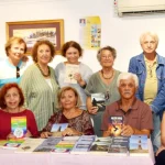 Yazar çift kitaplarını imzaladı