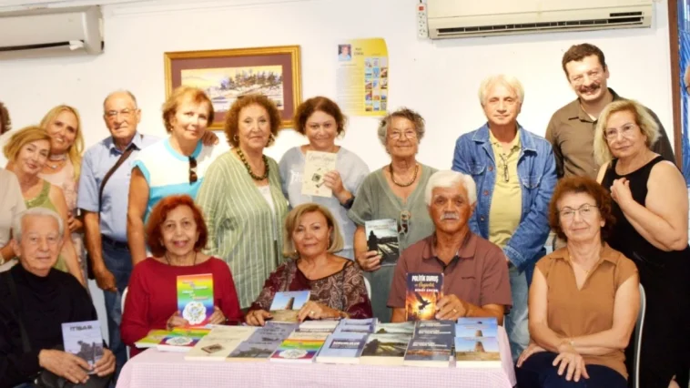 Yazar çift kitaplarını imzaladı