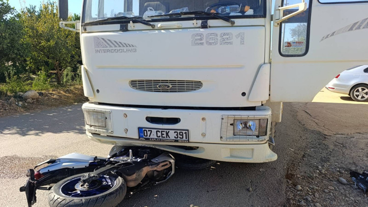 Kamyonla çarpışan motosikletin sürücüsü hayatını kaybetti