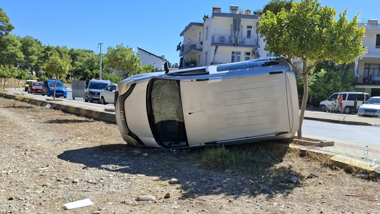 Manavgatta 2 otomobilin çarpıştığı kazada 3 kişi yaralandı