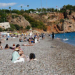 Antalyada yazdan kalma gün Plaj ve sahiller doldu