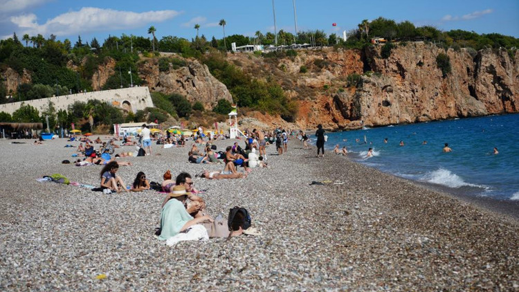Antalyada yazdan kalma gün Plaj ve sahiller doldu