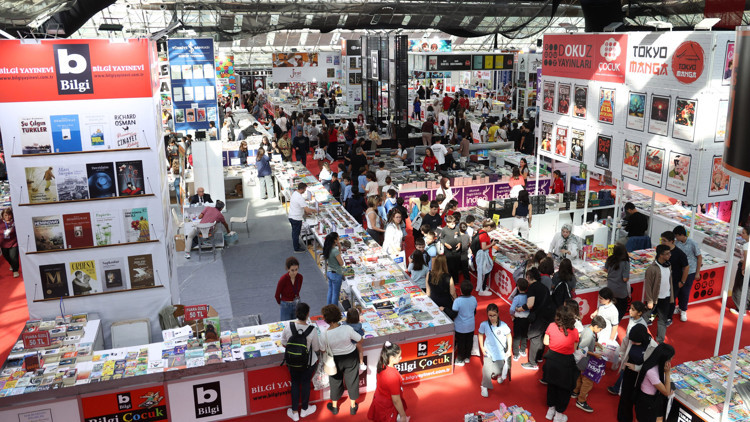 Antalya Kitap Fuarında ziyaretçi akını