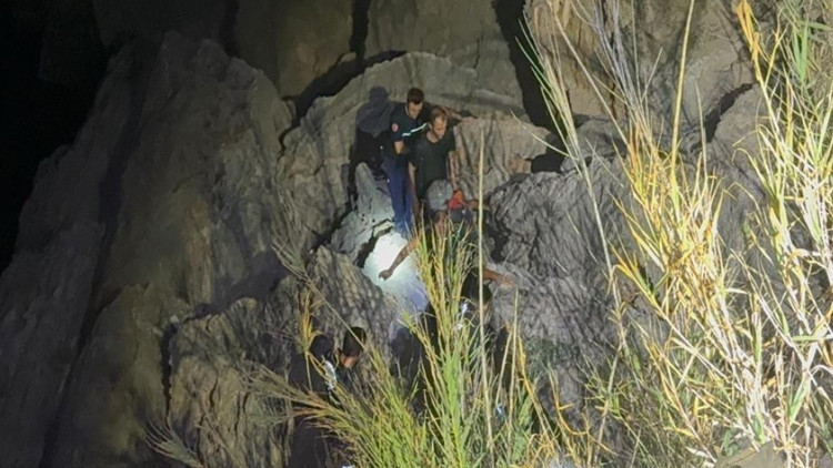 Balık tutmak istediler kayalıklarda mahsur kaldılar