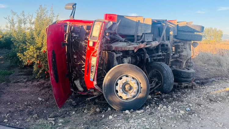 İtfaiye aracı devrildi: 2 yaralı