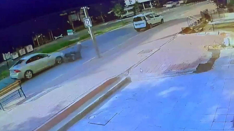 Otomobili üzerine sürdüğü motosikletlinin ölümüne neden olduğu anlar kamerada