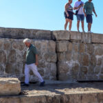 Üzerindeki çatlaklar her yıl büyüyen mendireğin yıkılma tehlikesi