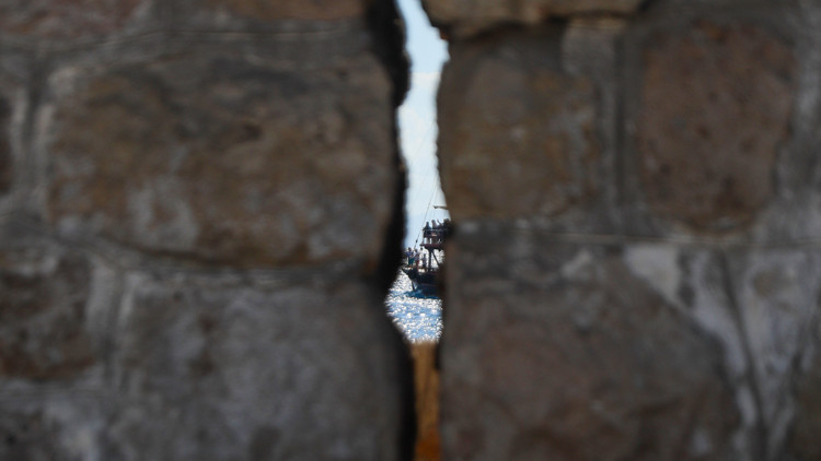 Üzerindeki çatlaklar her yıl büyüyen mendireğin yıkılma tehlikesi/Ek fotoğraf