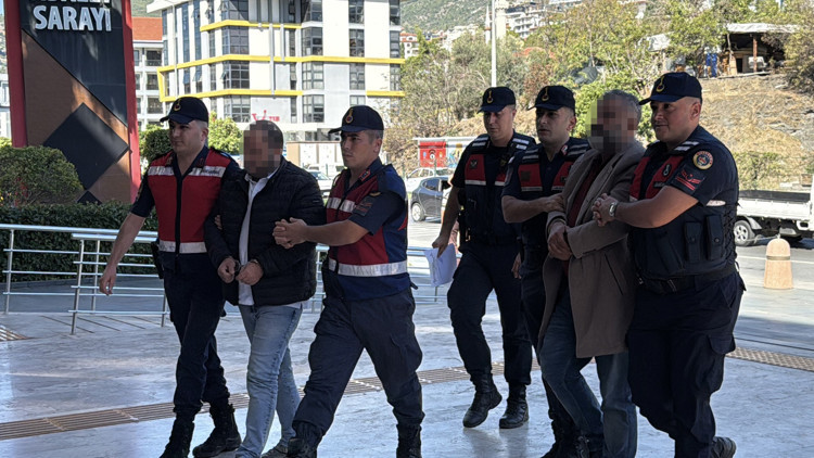 Sahte kimlikle başkasına ait 1,5 milyon avroluk arsayı satan 6 şüpheliden 5i tutuklandı