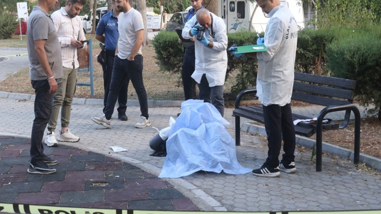 Henüz 27 yaşındaydı Çocuk parkındaki bankta ölü bulundu