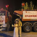 Orman işçisi arazöze pankart asıp kız arkadaşına evlilik teklif etti