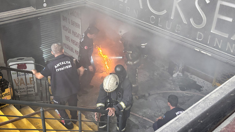 İş hanındaki yangın kısa sürede söndürüldü