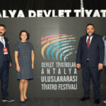 Fuarda tiyatro vitrine çıktı