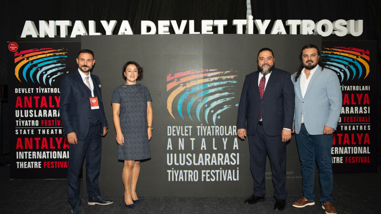 Fuarda tiyatro vitrine çıktı