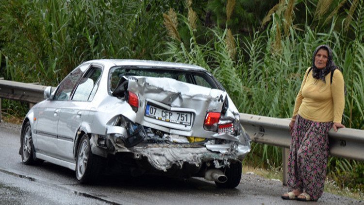 Antalyada zincirleme kaza: 2 turist yaralandı