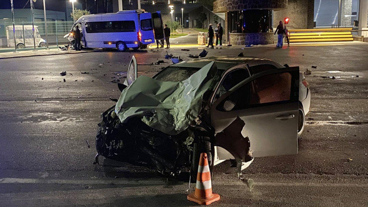 Tur minibüsüyle otomobil çarpıştı: 2 yaralı