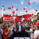 Böceke balonlu, güvercinli doğum günü kutlaması